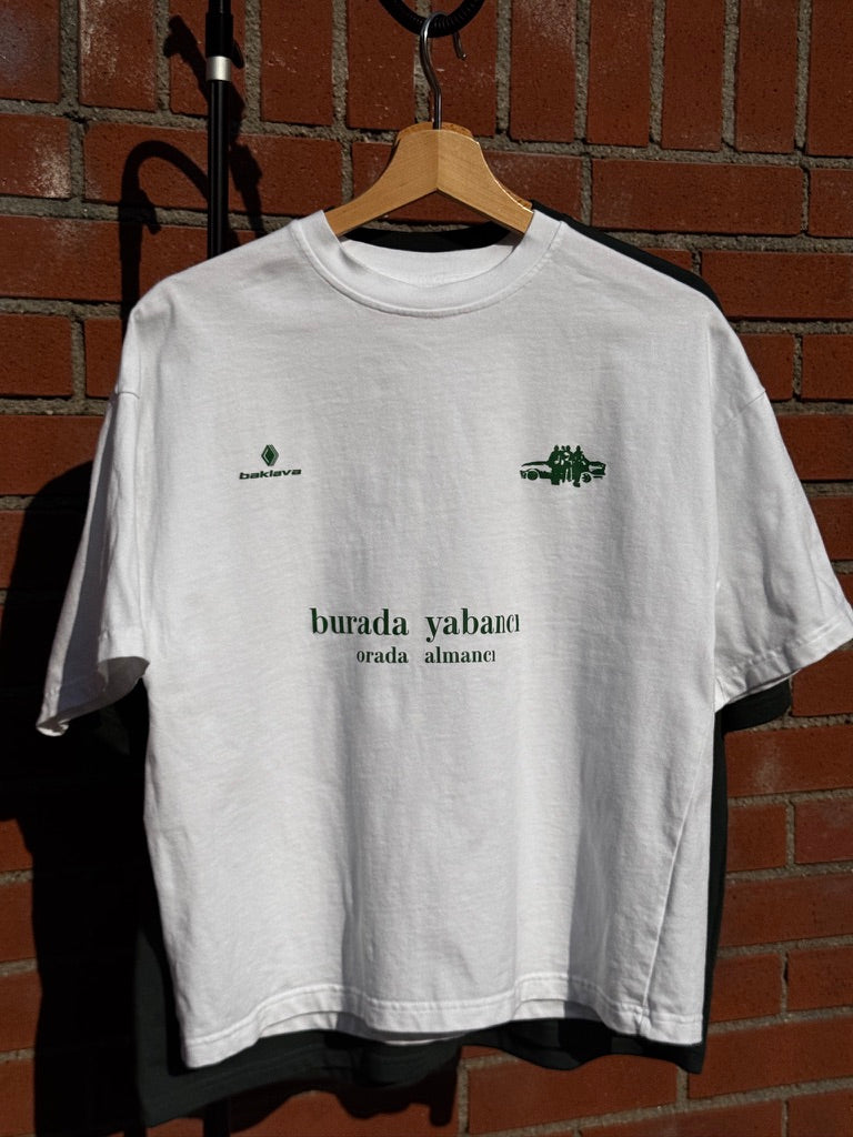 Bulut Weisses Bio-Baumwolle Boxy T-Shirt „yabancı ve almancı“