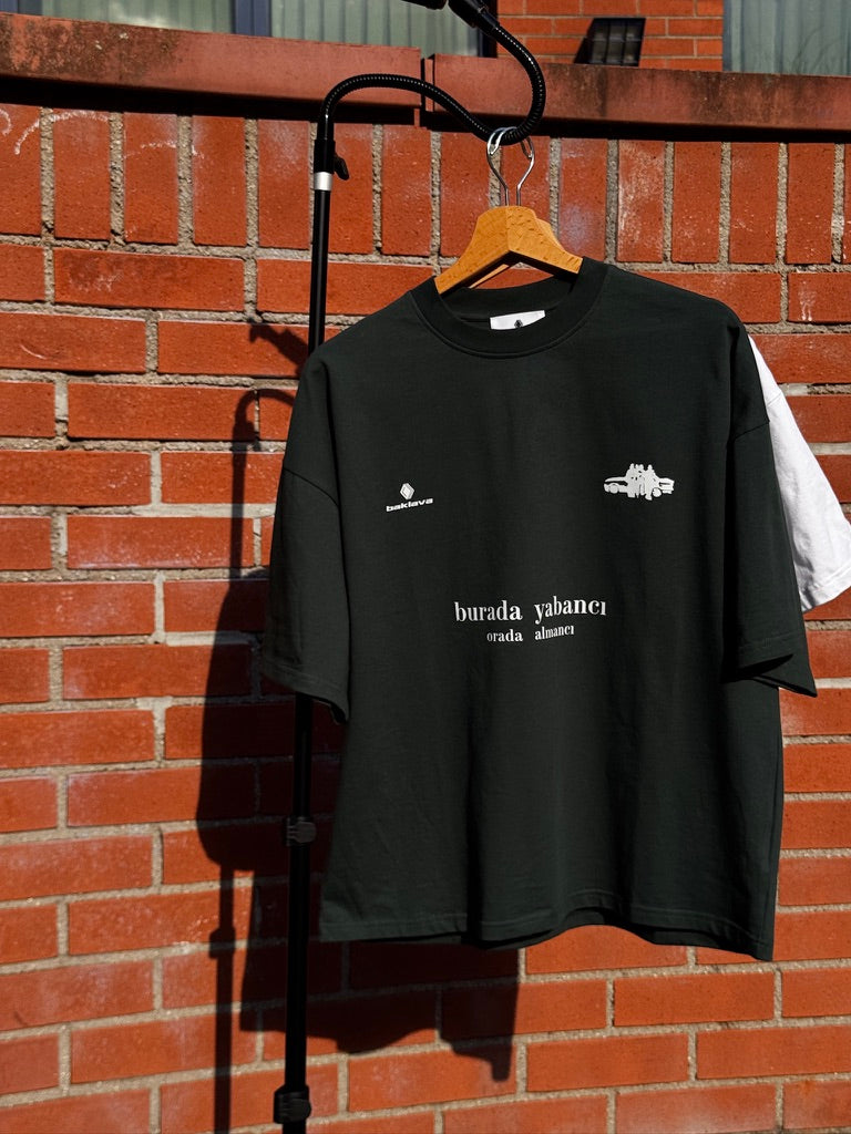 Memleket Grünes Bio-Baumwolle Boxy T-Shirt „yabancı ve almancı“