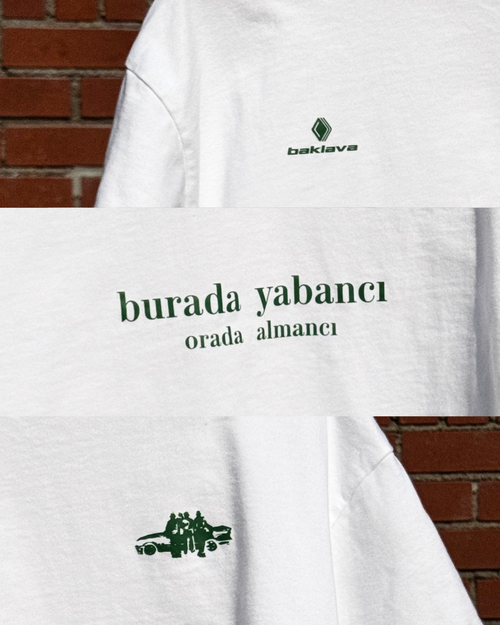 Bulut Weisses Bio-Baumwolle Boxy Langarmshirt „yabancı ve almancı“